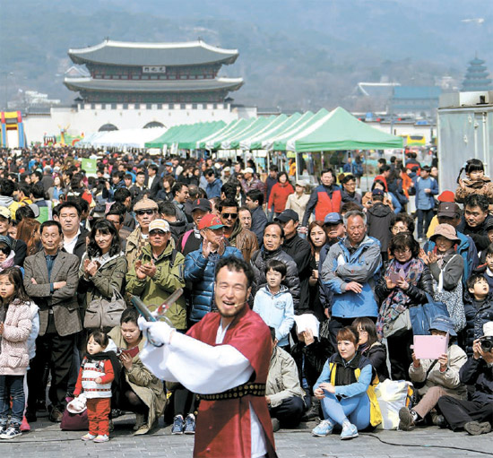 ソウル・光化門では１７日、フリーマーケットなどの市場と多文化民俗公演など多彩な行事が行われた。休日の散策に訪れた市民が民俗公演を観覧している。