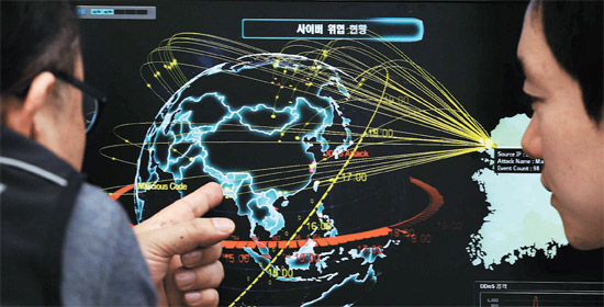 ２１日,職員らが“サイバー威嚇現況モニター”’を通じて、全世界から韓国に流入するＤＤｏｓ（ディードス、分散サービス妨害）やコンピュータウィルスなど悪性コードの攻撃現況をリアルタイムでモニタリングしている。