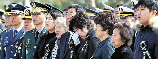 哨戒艦勇士３周忌追悼式が２６日午前に国立大田顕忠院で開かれた。犠牲となった将兵の遺族らが愛国歌を歌い涙を流している（写真＝青瓦台写真記者団）。