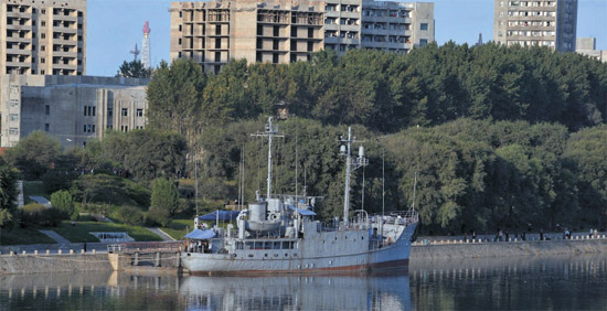 大同江に展示されていた米海軍情報収集艦プエブロ号。１９６８年元山沖の公海上で北に拉致されてから４５年が過ぎた。