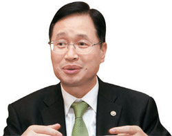 キム・ヨンヒ中央選管委事務次長。
