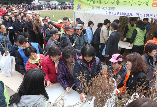 １日、ソウル市庁前広場で山林組合中央会主催による「２０１３植木分かち合い行事」が開かれ、苗木をもらうために１０００人余りの市民が列を作っている。