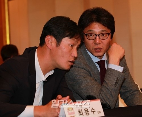 監督となった崔竜洙（チェ・ヨンス、４０、左）と黄善洪（ファン・ソンホン、４５）。