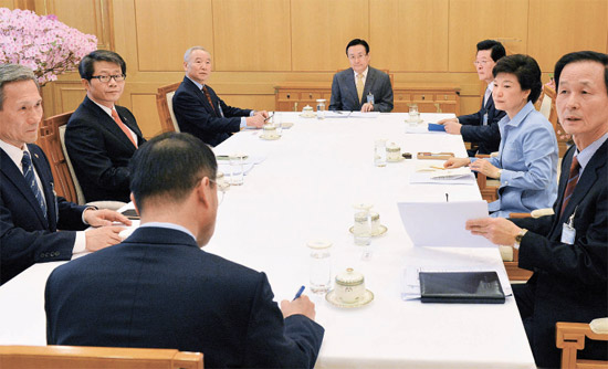 朴槿恵大統領が２日午前、青瓦台で開かれた外交安保長官会議に出席している。