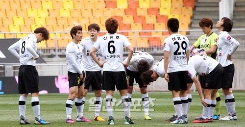 韓国・浦項は２日、広島で行われたアジアサッカー連盟（ＡＦＣ）チャンピオンズリーグＧ組第３戦で、サンフレッチェ広島を１－０で降した。 