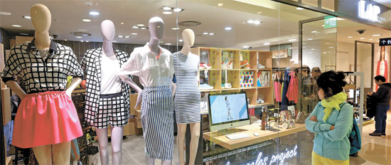 ３日、ソウル中区小公洞のロッテ百貨店本店２階にある韓国型ＳＰＡブランド「ＬＡＰ」の売り場。 この売り場は小公洞本店でファッションブランド歴代最大規模。 