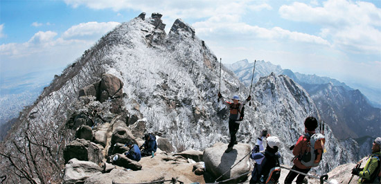 ７日午後、ソウルの北漢山（プッカンサン）で雪を楽しむ登山客。
