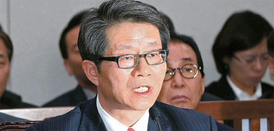 柳吉在（リュ・ギルジェ）統一部長官が８日、国会外交統一委員会全体会議に出席し、対北朝鮮政策に関する議員の質問に答えている。柳長官は対北朝鮮特使派遣に関し、「今はそういう局面ではない」と述べた。