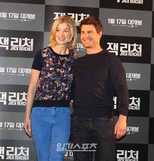1月、映画『アウトロー』の記者会見に登場した女優のロザムンド・パイク（右）と俳優のトム・クルーズ。