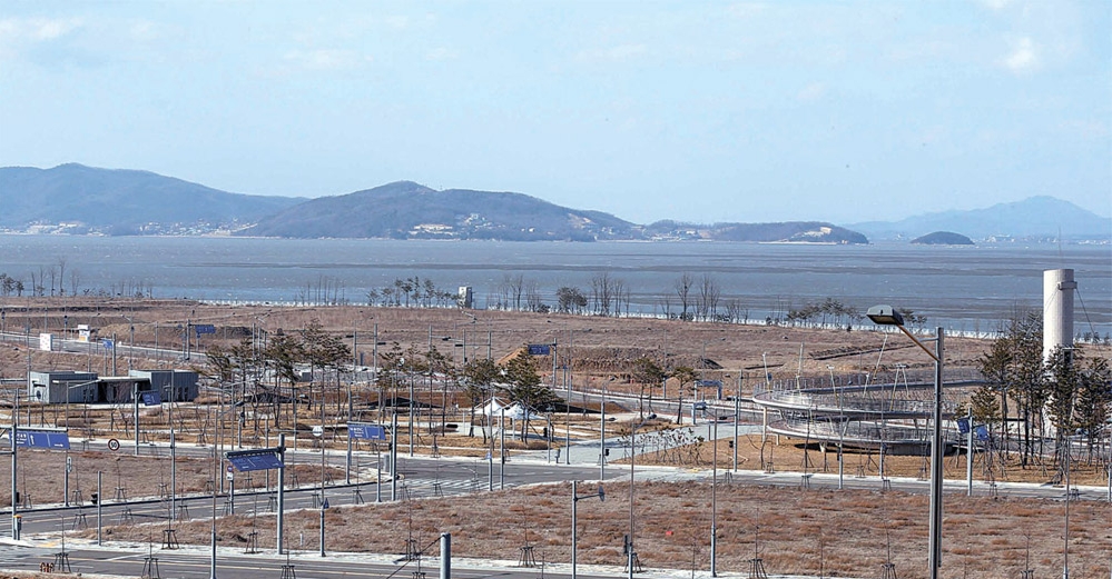 仁川経済自由区域の永宗地区ミダンシティに入る１０万平方メートル規模のカジノ敷地。敷地の後ろに海と新島が見える。