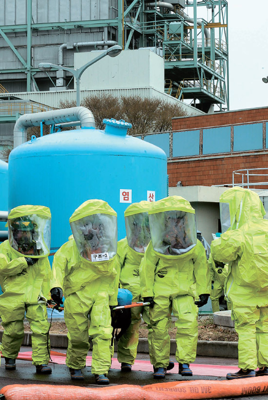有毒物質漏出の事故対応訓練が１６日、ソウル市の主催で麻浦区（マポグ）にあるソウル火力発電所で行われた。