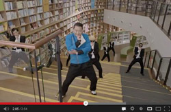 『ジェントルマン』プロモーションビデオ（ＰＶ）の画面。ＰＳＹ（サイ）がソウル図書館（旧市庁舎）で、小生意気ダンスを踊っている。