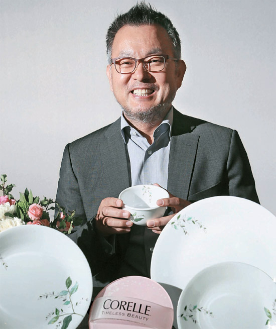 世界的な台所用品会社ワールドキッチンの東アジア全体を総括することになったパク・カプチョン新社長が韓国内だけでなく中国・東南アジアなどで人気を集めている「韓国型茶碗」を紹介している。 