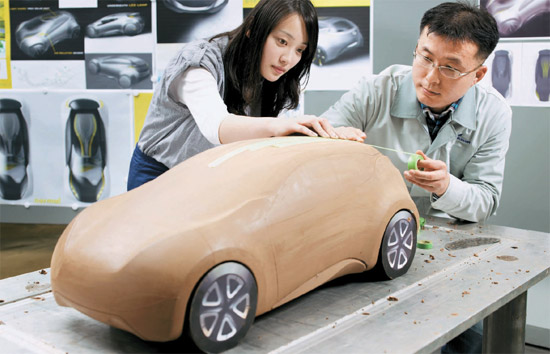 ルノーサムスン自動車のデザイナーが、京畿道竜仁市のルノーサムスンデザインセンターで縮小型自動車モデルを制作している。フランスのルノーグループ本社は１８日、デザインセンターをアジア地域デザイン総括組織「ルノーデザインアジア」に格上げした。［写真＝ルノーサムスン自動車］