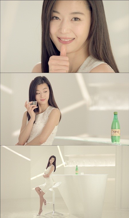 女優のチョン・ジヒョンがデビュー１６年にして初めて出演した酒類広告の中でもセクシーな魅力を見せている。