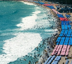 釜山海雲台区（プサン・ヘウンデグ）の海水浴場の様子。