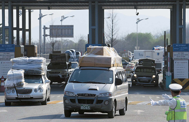 物品を大量に積んだ開城工業団地からの撤収車両が２７日、京畿道坡州の南北出入事務所を通過し韓国側に入って来た。この日は１２６人が帰還し、残る５０人は２９日に帰還する。