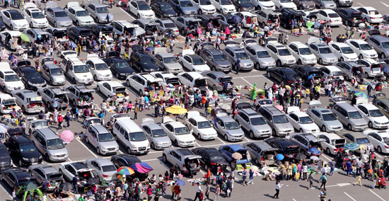 釜山（プサン）の新世界センタムシティーの野外駐車場で行われたカーブーツ・フリーマーケットの様子。