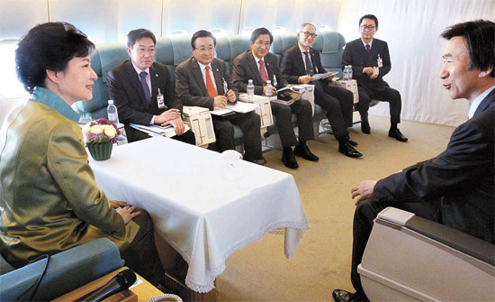 朴槿恵（パク・クネ）韓国大統領が５日、ニューヨーク行きのチャーター機の中の会議室で会議を行っている。