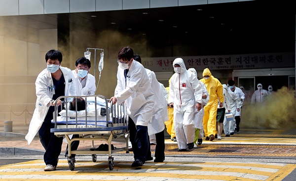 ７日、ソウル盤浦洞（パンポドン）のソウル聖母病院で、体の不自由な患者を避難させる訓練が行われた。