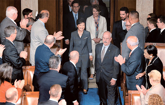 朴槿恵（パク・クネ）大統領が８日午前（現地時間）、米議員の拍手を受けながら、上下院合同会議で演説をするため下院本会議場に入っている。