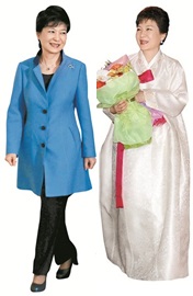 朴大統領が韓米首脳会談で着た青のコート（左）、米ニューヨーク同胞懇談会で着た真珠色の韓服