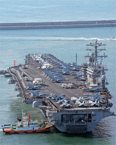 １１日、海軍作戦司令部釜山基地埠頭に入港している米原子力空母「ニミッツ」。