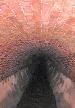 ソウル市庁前のソウル広場の地下で発見された近代式下水道施設の内部。長さ約１５０メートルで、日帝強制支配期のものとみられる。下水は清渓川（チョンゲチョン）に流れた［写真＝ソウル市］。