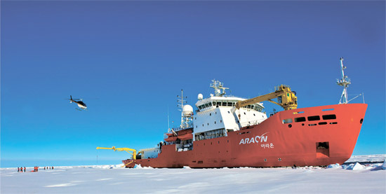 韓国初の砕氷研究船「アラオン号」が１メートルの北極氷河を突き抜け極地探査を遂行している。６０余りの最先端研究装備を備えたアラオン号にはヘリコプターも搭載されている（写真＝極地研究所）。