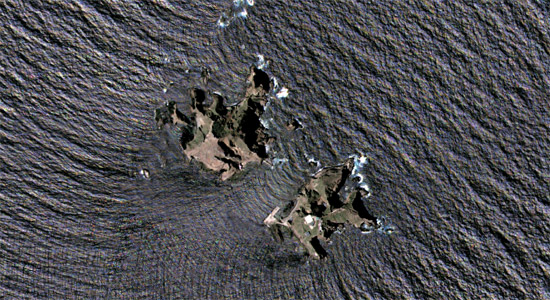 衛星の高解像度電子科学カメラで撮った西島（大韓峰）と東島（于山峰）の姿。（写真＝韓国航空宇宙研究院）