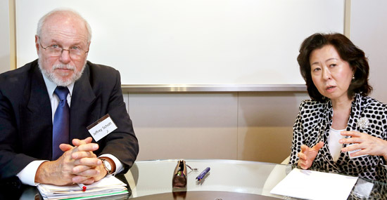 米ピーターソン国際経済研究所のジェフリー・ショット専任研究員（左）と早稲田大学経済学部の深川由紀子教授が２１日、中央日報とのインタビューでアベノミクスの将来などに対する意見を明らかにしている。