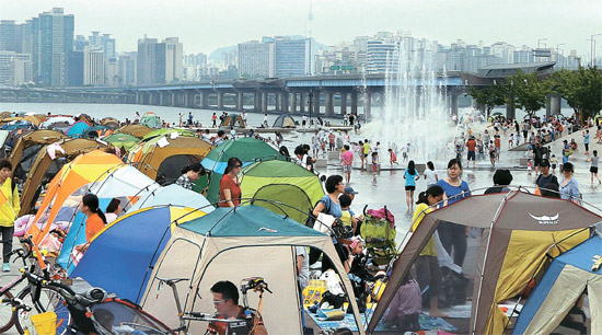 ２６日午後、ソウル汝矣島（ヨイド）の漢江（ハンガン）公園水色広場を訪れた市民。