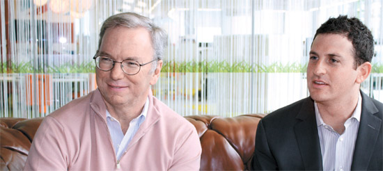 ２１日、英ロンドンのグーグル事務所で会ったエリック・シュミット・グーグル会長（左）とジャレッド・コーエン・グーグルアイディアズ所長。“サイバー帝国”グーグルを率いる２人はインターネットの未来を診断し、韓国に対する関心を表した。