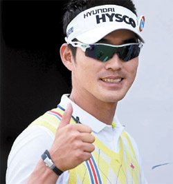 今月１９日、日本プロゴルフツアー（ＪＧＴＯ）メジャー大会の日本プロゴルフ選手権で優勝した金享成（キム・ヒョンソン）［中央フォト］。
