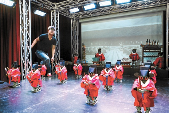 ２３日、京畿道坪村（キョンギド・ピョンチョン）のナヌム小学校で今年初めての公演をするために（財）伝統公演芸術振興財団の関係者が宗廟祭礼楽の舞台を準備している。