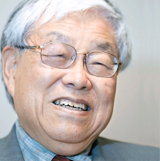 安倍首相の経済諮問役である浜田氏は２７日のインタビューで、「日本経済の雰囲気が変わっている」と自信を見せた。