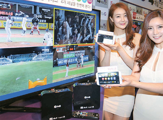 ２８日、モデルがＬＧユープラスのインターネットテレビ「ｕ＋ｔｖ　Ｇ　４チャンネルサービス」を披露している。このサービスはリアルタイム放送を４つの画面に分割してさまざまなチャンネルを同時に見られる。（写真＝ＬＧユープラス）