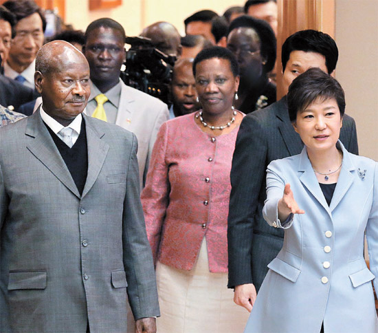 ３０日午前、朴槿恵大統領がウガンダのヨウェリ・ムセベニ大統領と共に会談の場である青瓦台（チョンワデ、大統領府）の集賢室に入った（写真＝文化体育観光部）。
