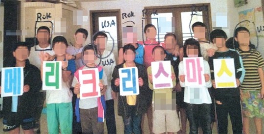 スーザン・ショルティ北朝鮮自由連合代表が先月３０日、米ワシントンで公開した１５人の脱北青少年の写真。写真にいない１人を含む計９人が、ラオスから北朝鮮に強制送還された。ショルティ代表によると、写真は２０１１年１２月２５日に中国の保護所で撮影されたもので、このうち３人は２０１１年末に韓国に、３人は米国に無事に到着した。