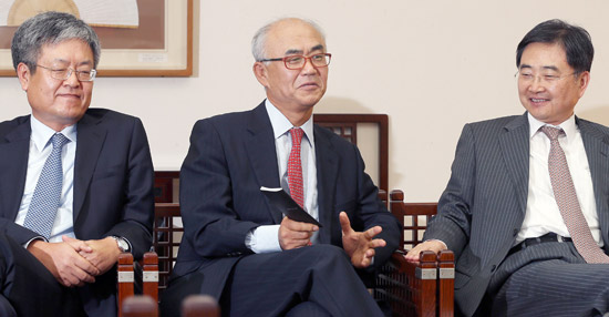 先月２２日、外交部の外賓接見室で金海鎔（キム・ヘヨン）駐ミャンマー大使、具本友（ク・ボンウ）駐ブラジル大使、趙顕（チョ・ヒョン）駐オーストリア大使（左から）が「公共外交」について座談会をしている。