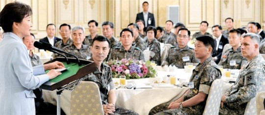 朴槿恵大統領が７日、全軍主要指揮官招請昼食会であいさつの言葉を述べている。［青瓦台写真記者団］