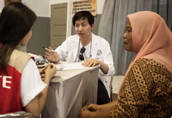 先月２８日、インドネシア・カンプンメラユで韓国医療ボランティア団体「開かれた医師会」とロッテ百貨店ボランティア団が現地住民に医療サービスを提供している。［写真＝ロッテ百貨店］