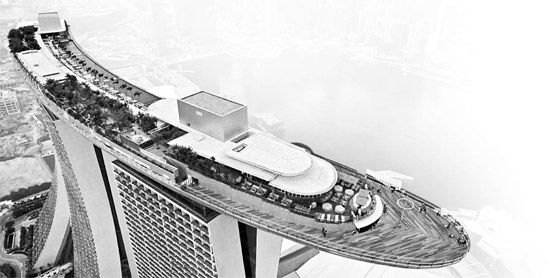 シンガポールのランドマークになった複合リゾート「マリーナベイサンズ」。カジノ棟を備えた５５階建てのホテル３棟をつなげた屋上には最高級プールがある（写真提供＝マリーナベイサンズ）。
