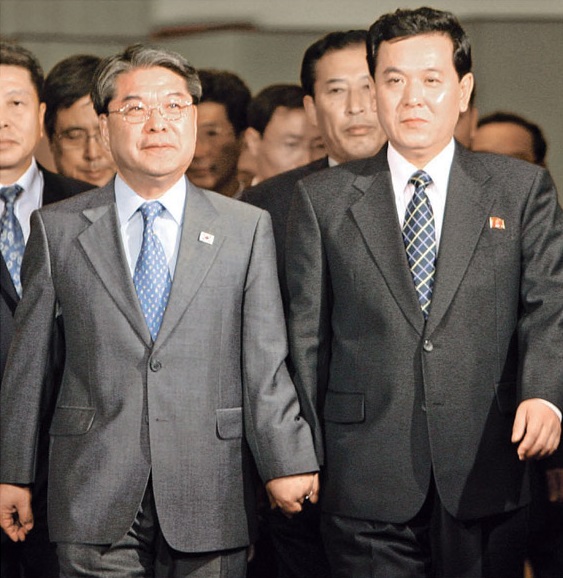 ２００７年６月１日、当時の李在禎（イ・ジェジョン）統一部長官（左側）と権虎雄（クォン・ホウン）北朝鮮内閣責任参事がソウル弘恩洞（ホンウンドン）グランドヒルトンホテルで開催された第２１回南北閣僚級会談後、共同声明文を発表して会場から出てきた。北朝鮮は１３日、当時の権虎雄が韓国の長官と級が合う祖平統書記局１副局長だったと主張した。