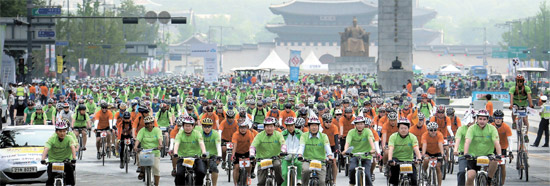 １６日午前、銀輪行列『２０１３Ｈｉ　Ｓｅｏｕｌ自転車大行進』が行われ、５０００人余りの参加者が光化門広場を一斉に出発している。
