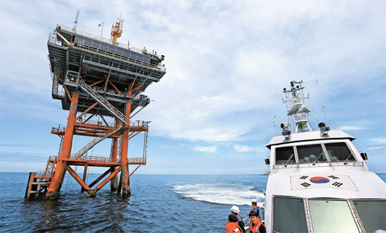 １５日、海洋調査院の船舶が“離於島（イオド）海洋科学基地”の精密診断のための職員を乗せて基地に接近した。