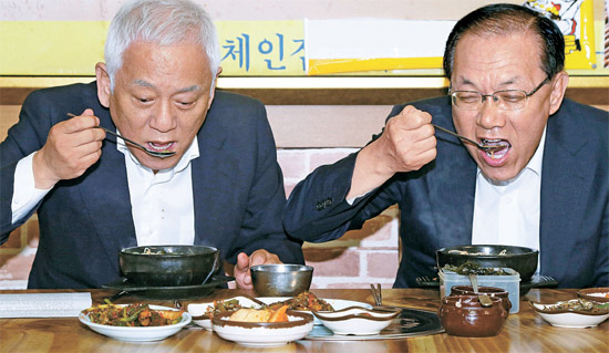 黄祐呂（ファン・ウヨ）セヌリ党代表（右）とキム・ハンギル民主党代表が１８日、ソウル汝矣島（ヨイド）のある食堂で、６月の国会法案処理について話し合う前、食事をしている。