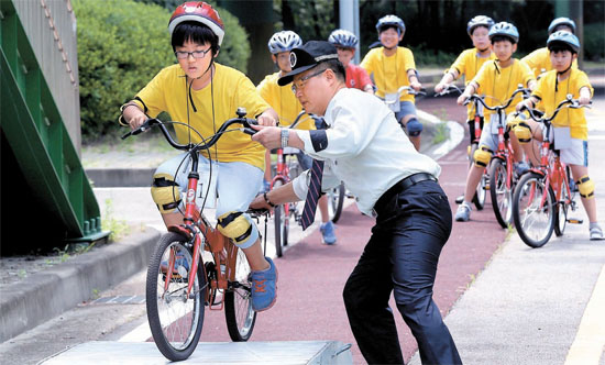 ２０日、ソウル瑞草洞（ソチョドン）の子供交通安全教育場で子供のための自転車教室が開催され、子供たちが小さな坂を上る実習をしている。