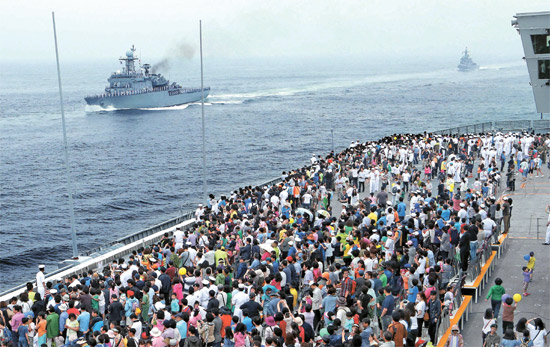 ２２日、韓国海軍の作戦司令部によって航海体験行事を開催された。市民が釜山（プサン）近海での海上査閲を見守っている。