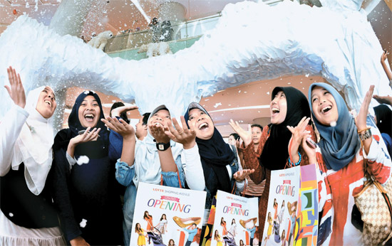 ２２日（インドネシア時間）、ジャカルタのメガクニングアン地域の複合団地「チプトラワールド・ジャカルタ」でロッテショッピングアベニューの開店式が行われ、現地客が人工の雪が降る中、歓呼している。